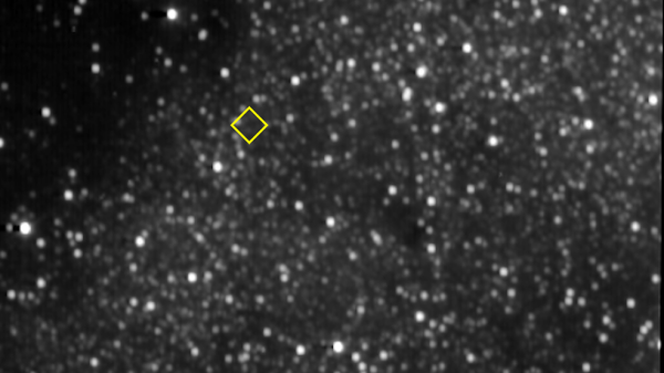 Nje KBO midis yjeve: Ne pergatitje per flyby e ardhshem ate 2014 MU69 me 1 janar 2019,kamera (Lorri) ne bord te New Horizons mori nje seri te ekspozimeve te objekteve te brezit kuiper (KBO). Ky imazh i perbere eshte bere nga 45 imazhe te ketyre ekspozimeve te marra me 28 janar, 2017. Katrori verdhe shenon vendndodhjen e parashikuar te MU69 ne qasje, por ky objekt vete eshte shume larg tani nga vete anija (plote 544 milion milje, ose 877 milion kilometra) edhe madje edhe kamera teleskopike Lorri nuk mund ta zbuloj me saktesi kete objekt tani. New Horizons do filloj ta fotagrafoj MU69 me Lorri ne shtator te 2018 .